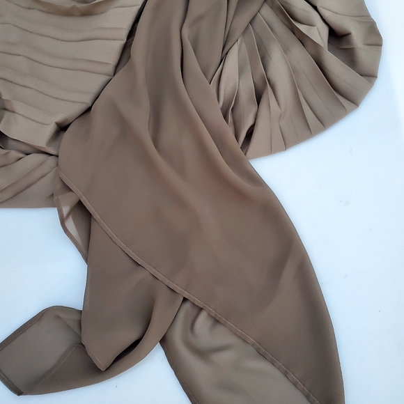 Madeleine long dress in Olive Green. 6 - Picture 11 of 14